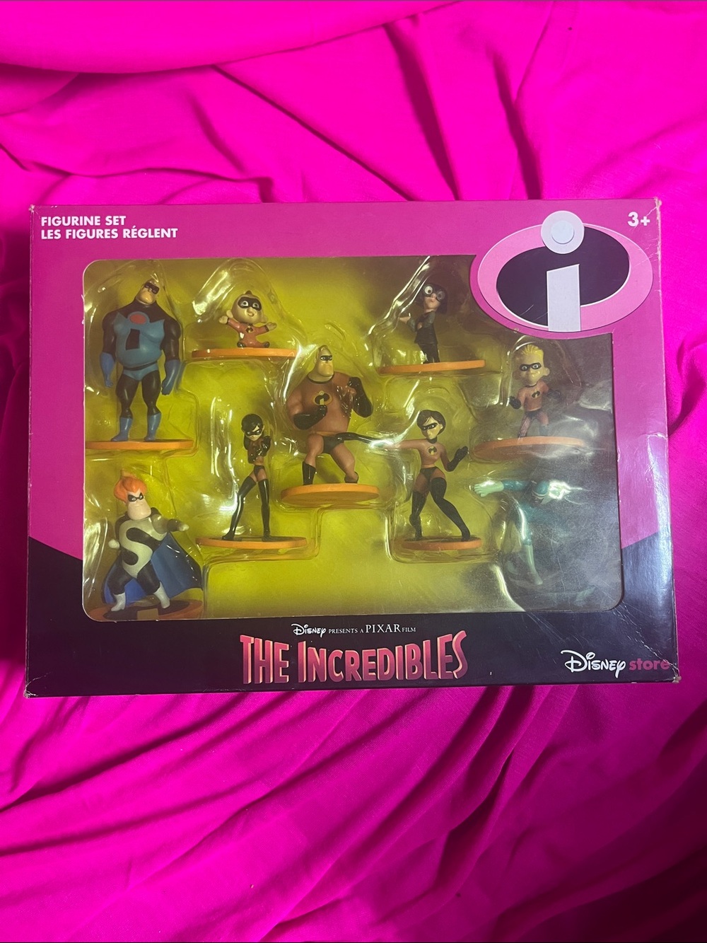 NRFB vintage 2004 Disney Store "The Incredibles" Figurine Play Set